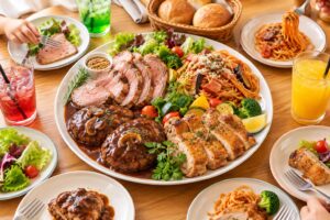 家族でシェアする大皿料理のテーブル