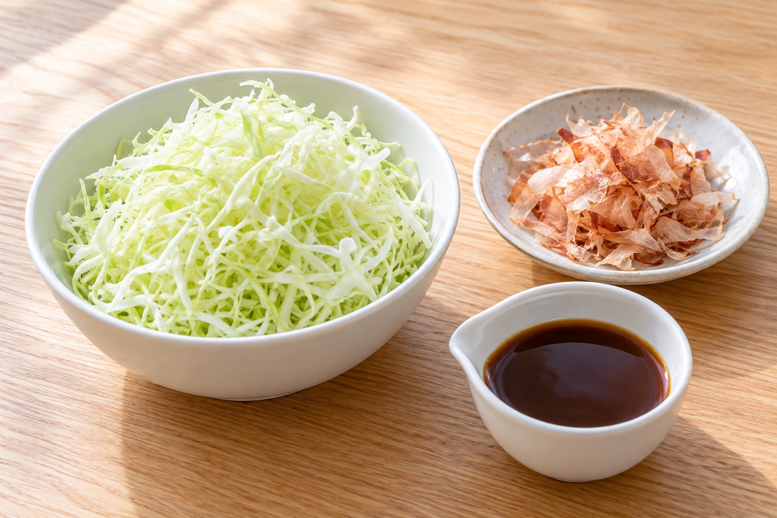 千切りキャベツとかつおぶし、ソースの小皿(イメージ)
